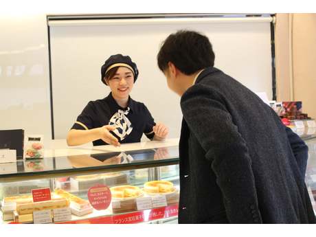 スイーツの接客販売スタッフ